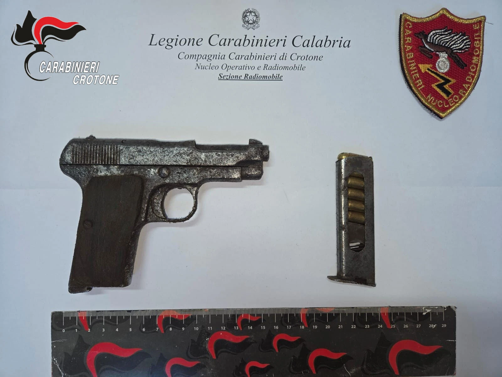 Crotone, arma clandestina nascosta in un tubo: i Carabinieri la scoprono durante i controlli