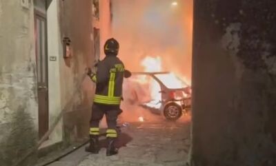 images In fiamme una Smart nel quartiere di Gagliano a Catanzaro 