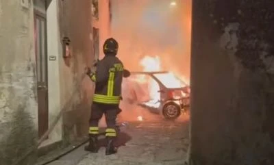 In fiamme una Smart nel quartiere di Gagliano a Catanzaro 