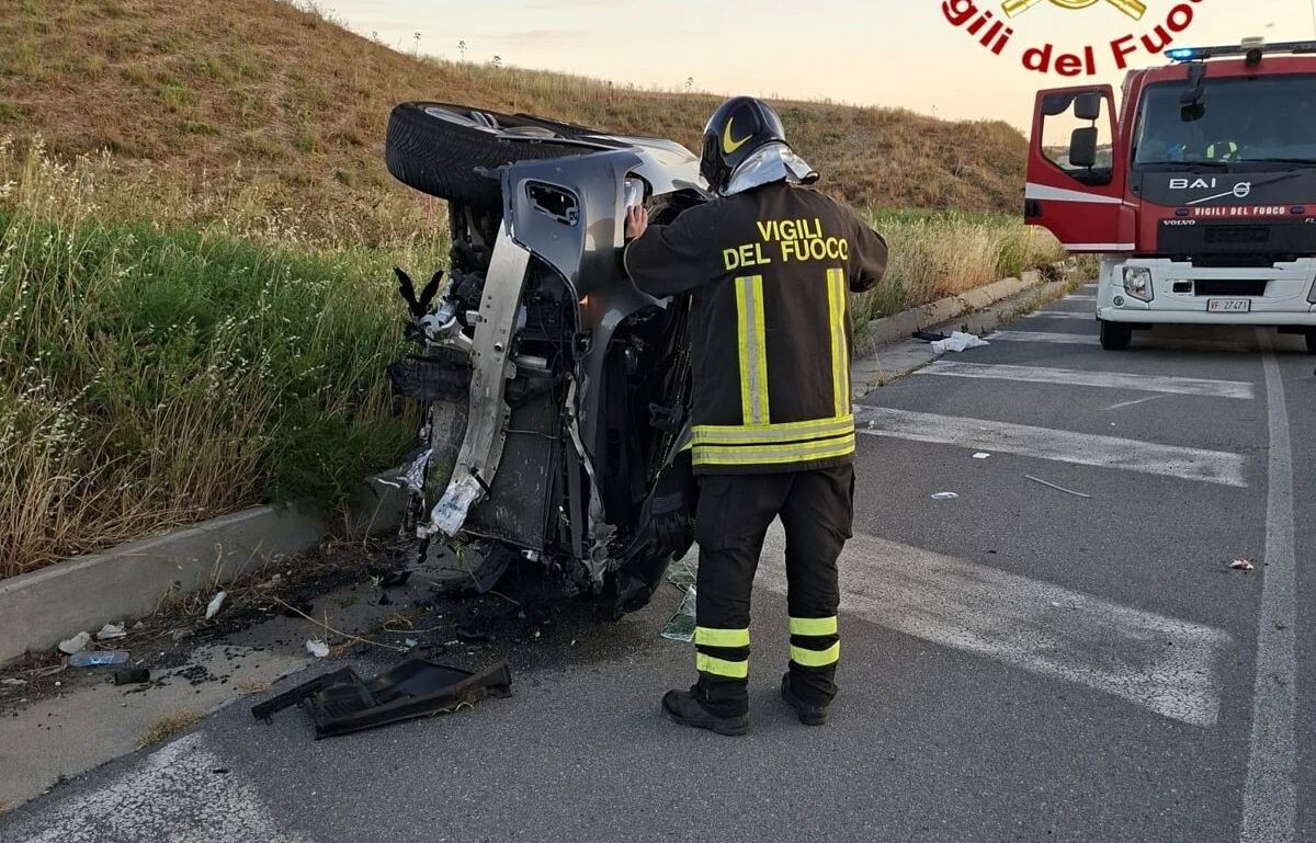 images Cutro, scontro sulla Statale 106: un ferito trasportato in elicottero