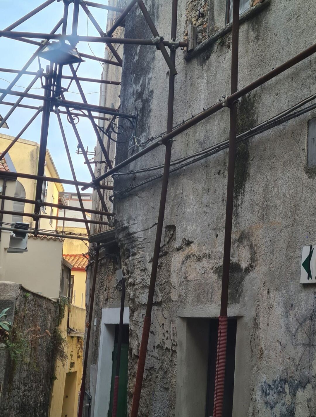 images Catanzaro, l'ing Cuffaro: "Preoccupante la situazione attuale su via De Grazia per via di quel ponteggio"