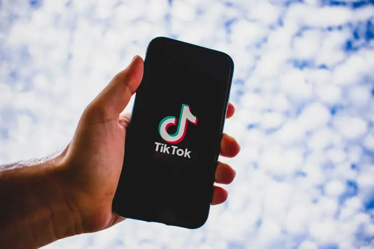 Pestaggio a poliziotto di Crotone: su Tik Tok le fasi dell'aggressione images Pestaggio a poliziotto di Crotone: su Tik Tok le fasi dell'aggressione