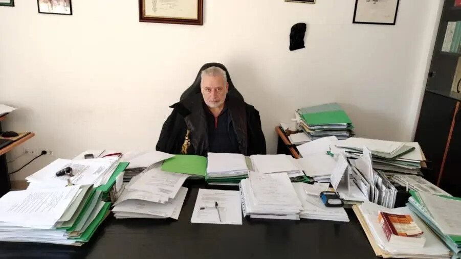 images "Mio marito è morto di stress" e trascina l'Agenzia delle entrate sotto processo a Cosenza