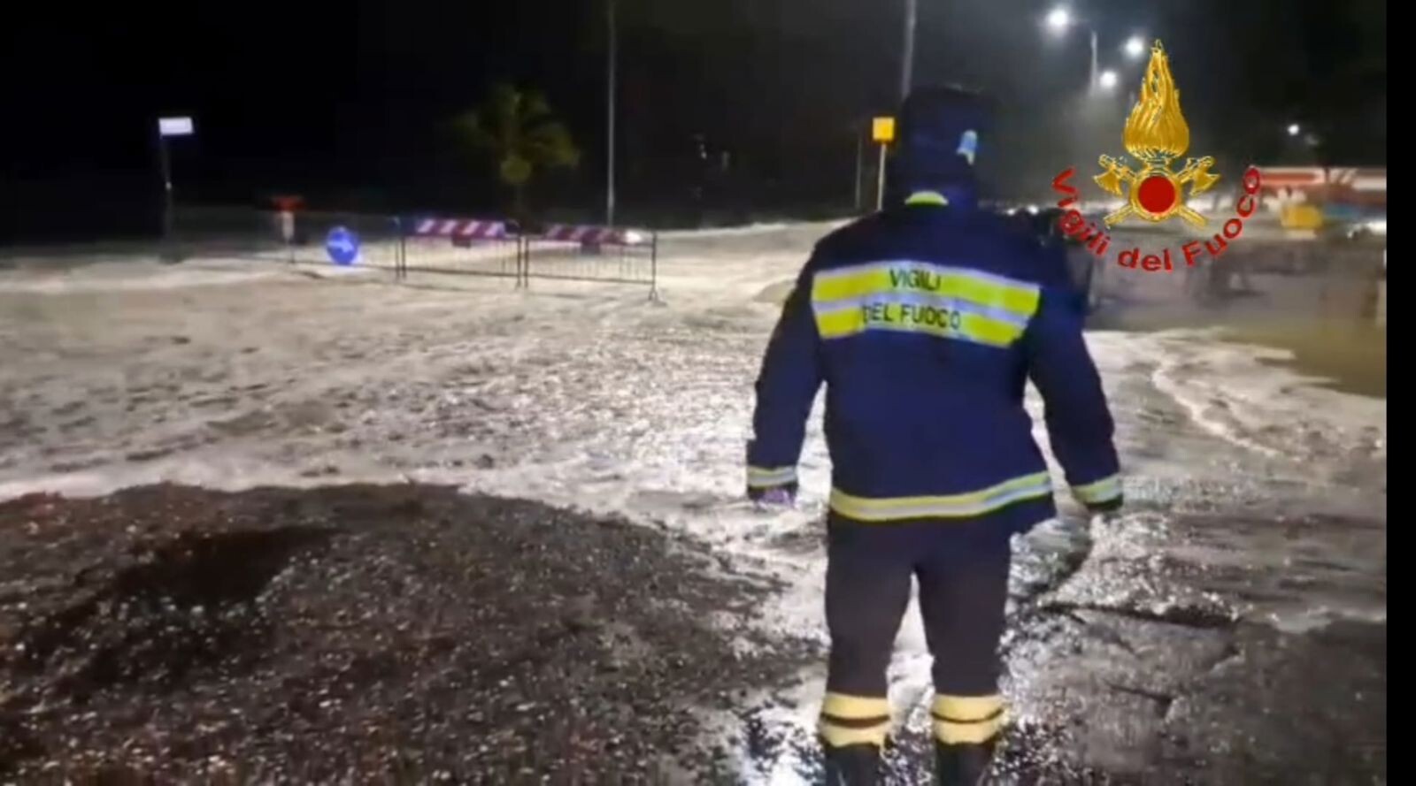 images Maltempo a Catanzaro, tecnico dell'Enel salvato dai vigili del fuoco: tutti gli interventi (VIDEO) 