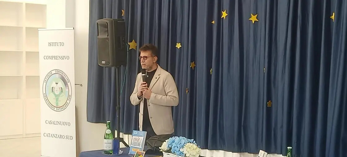 Catanzaro, lo psicologo Lavenia ospite all'istituto Casalinuovo: “Cyberbullismo si contrasta con la consapevolezza” images Catanzaro, lo psicologo Lavenia ospite all'istituto Casalinuovo: “Cyberbullismo si contrasta con la consapevolezza”