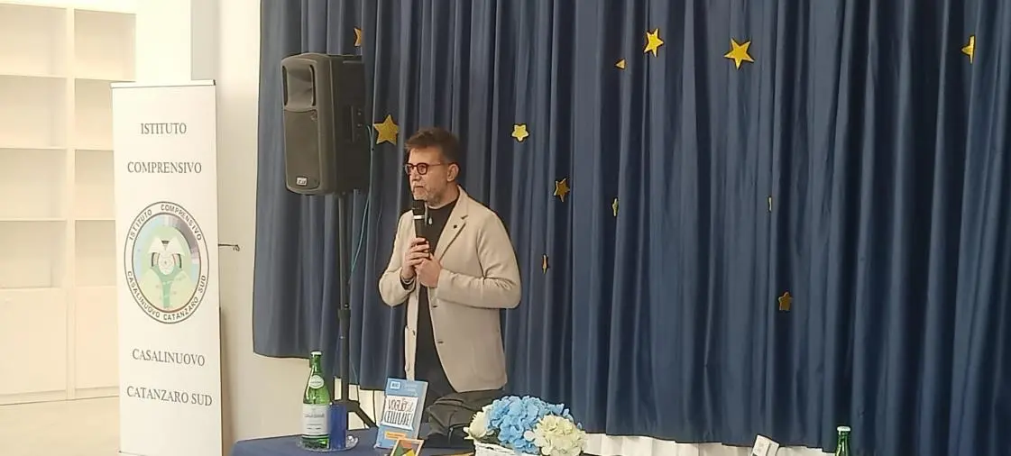 Catanzaro, lo psicologo Lavenia ospite all'istituto Casalinuovo: “Cyberbullismo si contrasta con la consapevolezza” images Catanzaro, lo psicologo Lavenia ospite all'istituto Casalinuovo: “Cyberbullismo si contrasta con la consapevolezza”