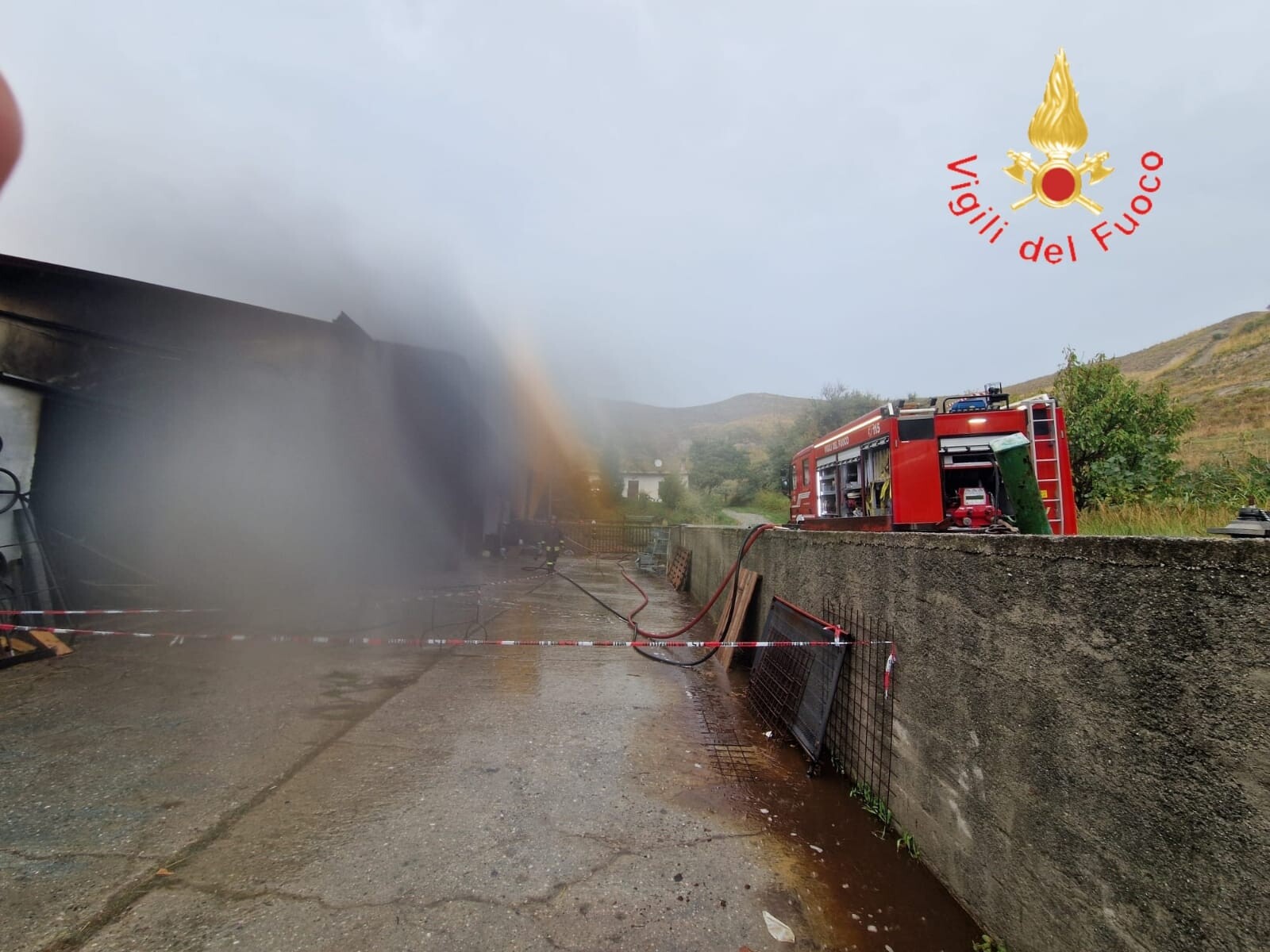 Fulmine provoca incendio in un magazzino agricolo a Catanzaro: due persone ustionate e morti alcuni animali images Fulmine provoca incendio in un magazzino agricolo a Catanzaro: due persone ustionate e morti alcuni animali