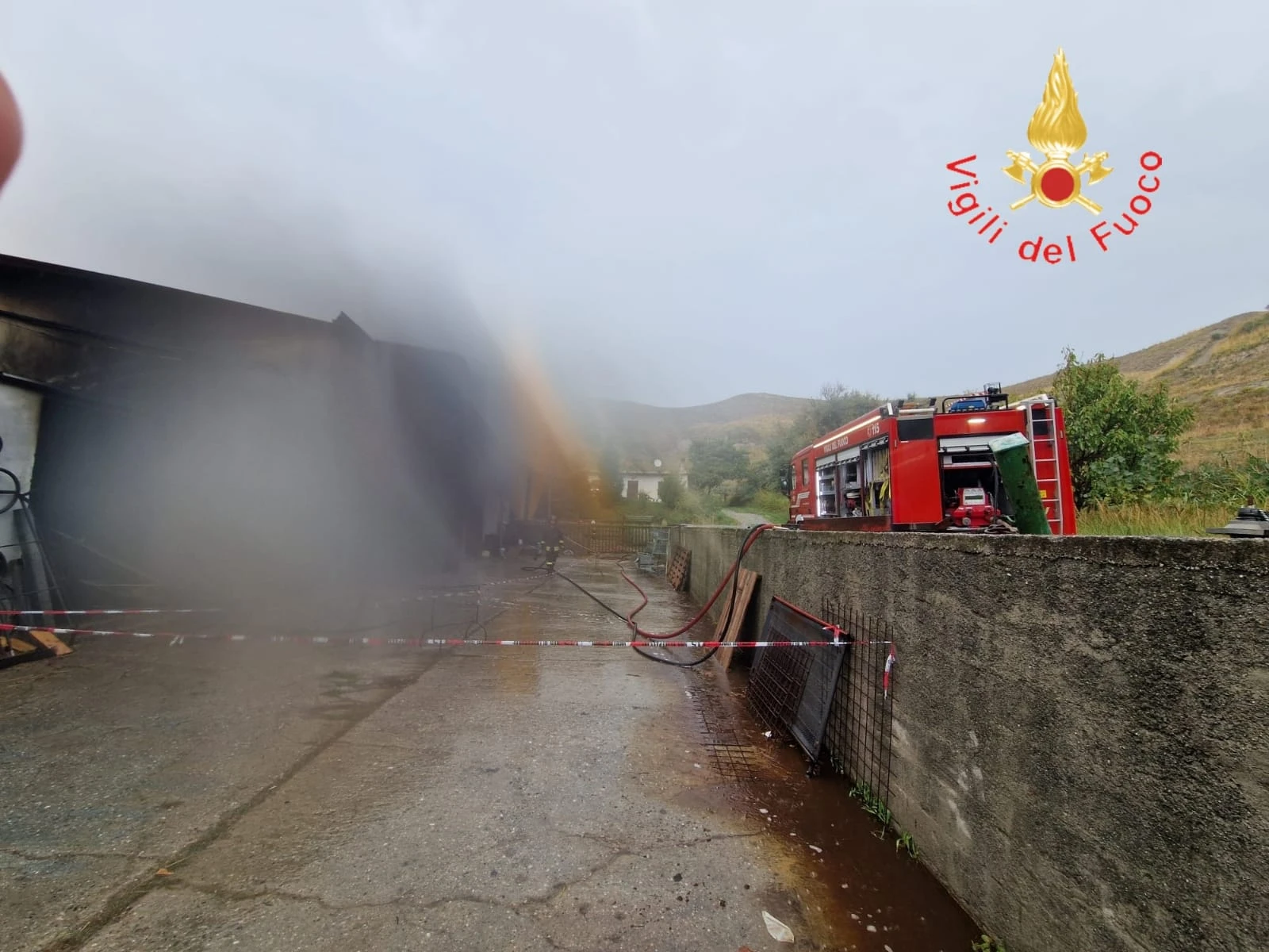 Fulmine provoca incendio in un magazzino agricolo a Catanzaro: due persone ustionate e morti alcuni animali