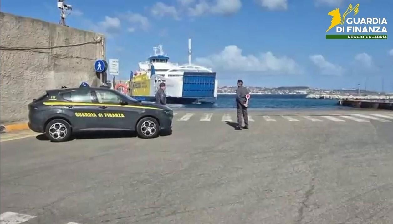 Arrestati a Villa San Giovanni due “corrieri” diretti in Sicilia: nascosti in auto 4 chili di cocaina images Arrestati a Villa San Giovanni due “corrieri” diretti in Sicilia: nascosti in auto 4 chili di cocaina
