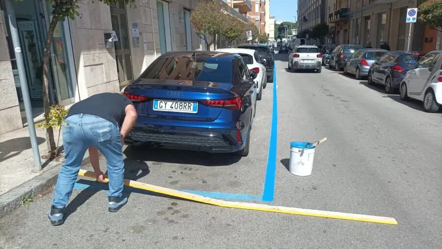 images Catanzaro, strisce blu dipinte di bianco: l'Amc ripristina la sosta a pagamento e condanna il gesto