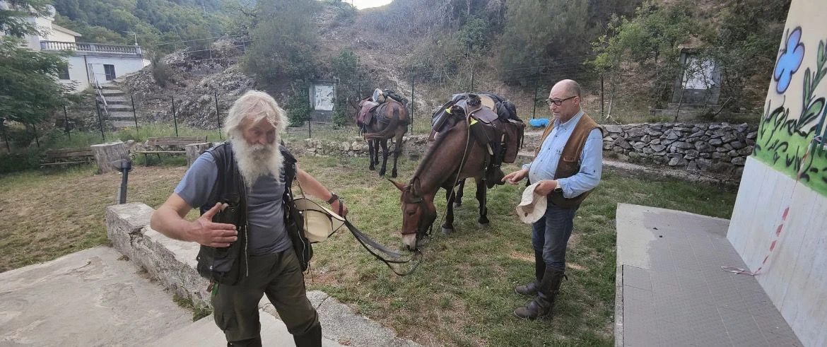 Sentiero Italia, tappa al Santuario Madonna di Porto per due camminatori provenienti dalle Marche
