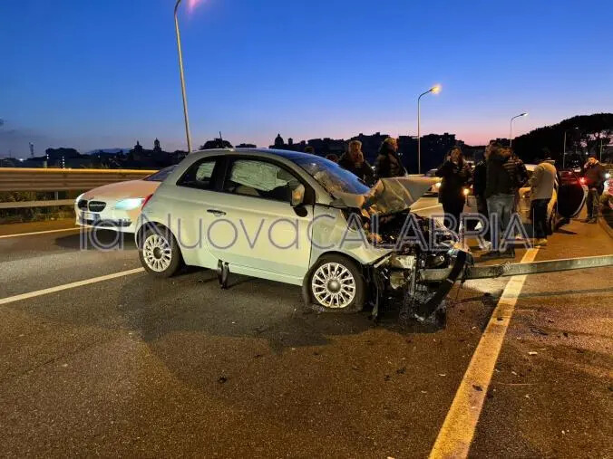 Incidente stradale sul viadotto del Musofalo a Catanzaro: feriti lievi i passeggeri images Incidente stradale sul viadotto del Musofalo a Catanzaro: feriti lievi i passeggeri