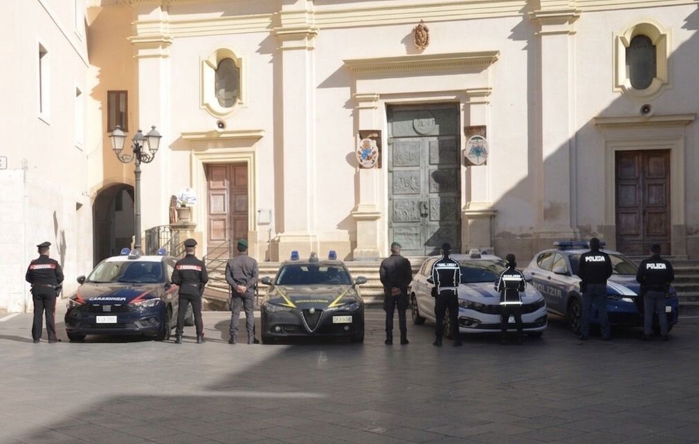 images Blitz interforze a Crotone, chiuso locale abusivo in garage e sequestri nel settore ittico