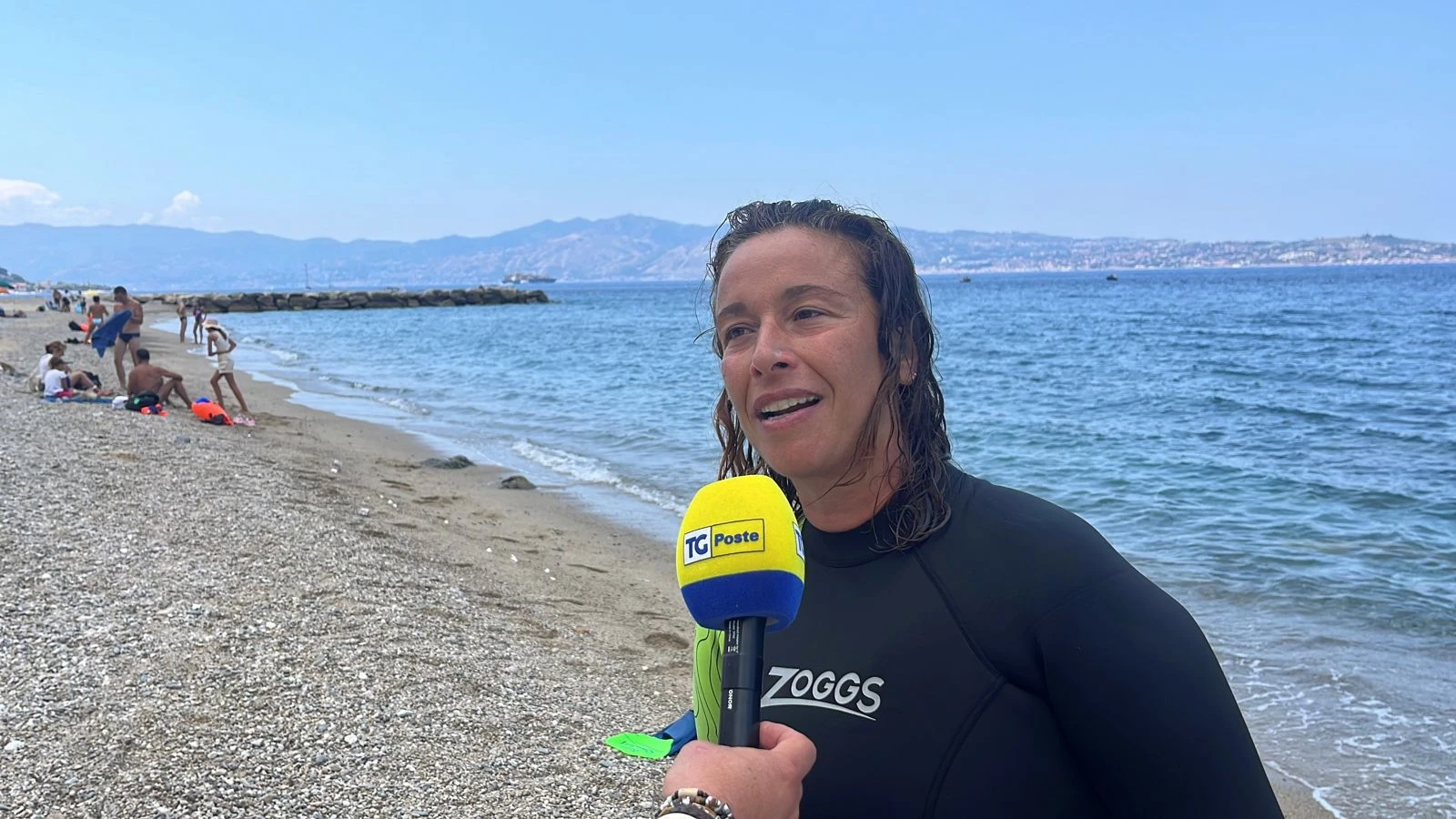 Attraversa lo Stretto di Messina a nuoto per sostenere un progetto di solidarietà