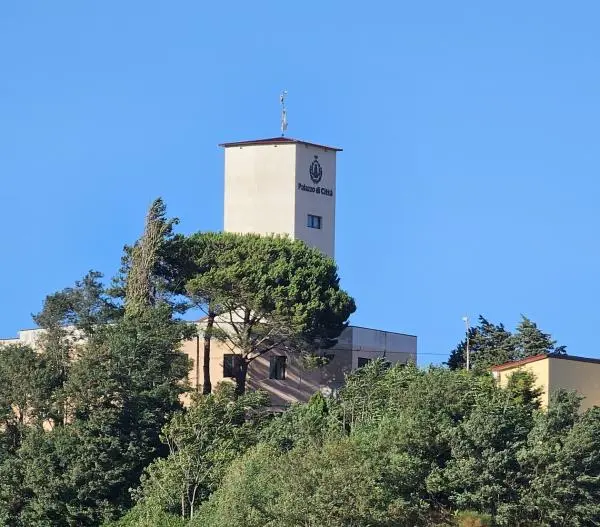 Chiaravalle Centrale dedica a Don Dino Piraino un parco nel giorno del suo 70° compleanno