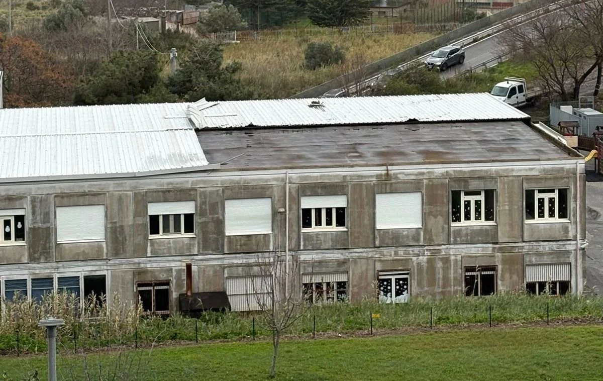 Maltempo a Catanzaro, scoperchiato il tetto della scuola primaria "D'Errico"