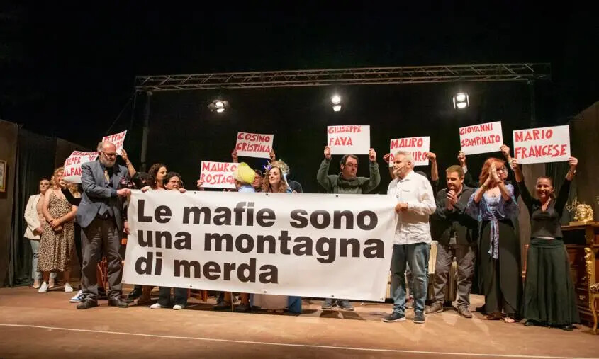 images A Crotone giornalisti in scena contro la ndrangheta per aiutare la mensa dei poveri 