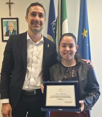 images Alecci consegna una targa ricordo alla cantante calabrese Elena Battista, giovane promessa della musica