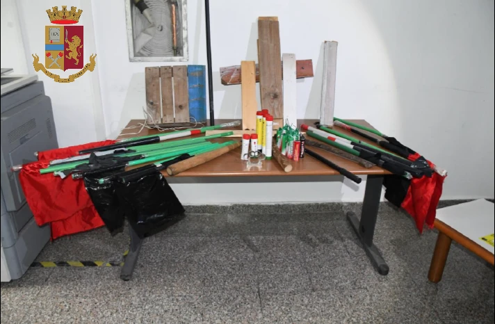 Reggio Calabria, sequestrati fumogeni e bombe carta durante la partita di calcio Reggina-Nocerina 