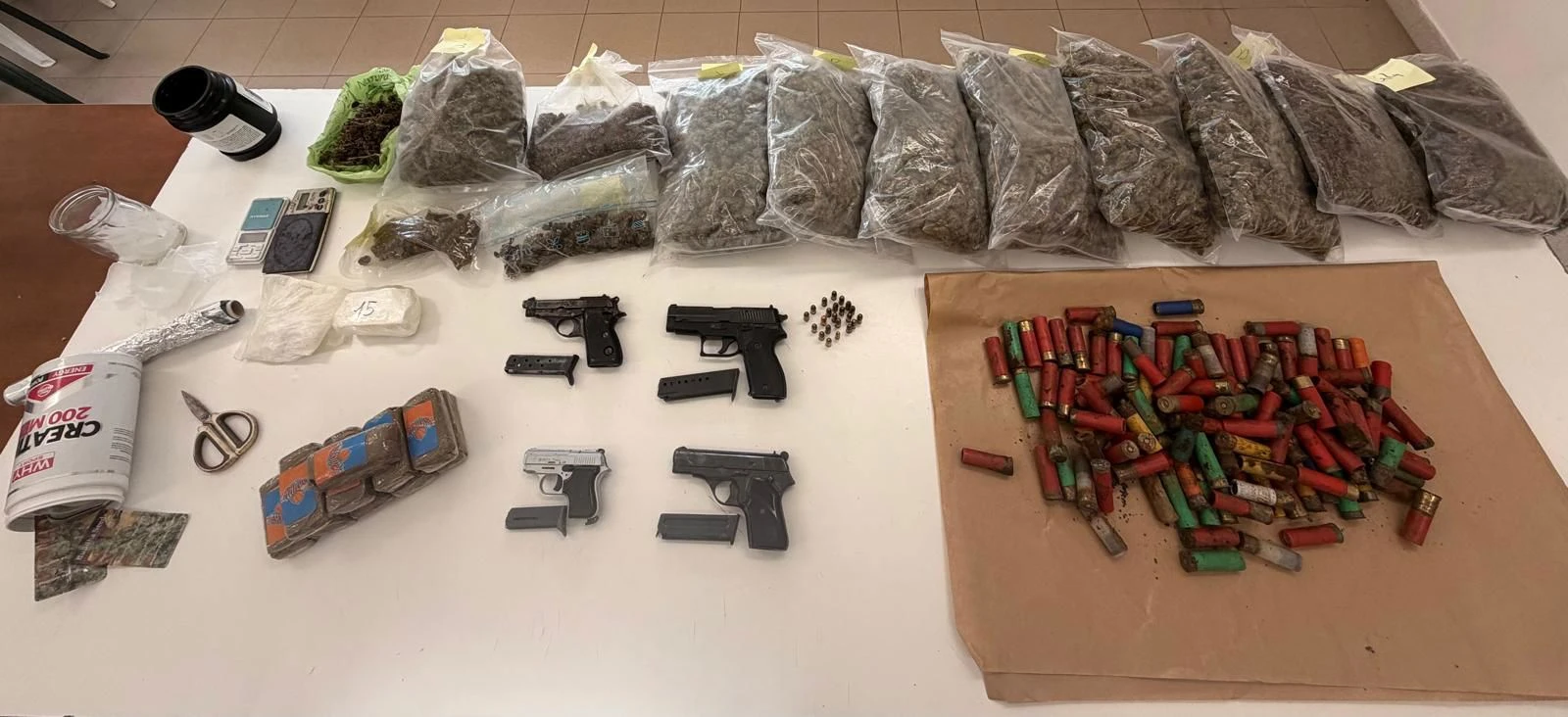 Scoperto un deposito di droga e armi nel Vibonese: 37enne arrestato  