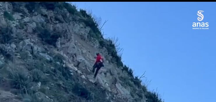 images Rocciatori in azione sulla frana di Bagnara: i lavori proseguiranno senza sosta maltempo permettendo 