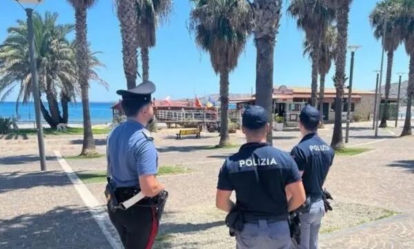 Crotone e Cirò Marina, maxi controlli della Polizia: 587 persone identificate e una denuncia images Crotone e Cirò Marina, maxi controlli della Polizia: 587 persone identificate e una denuncia