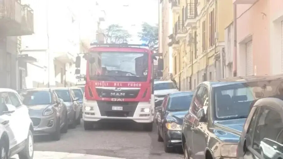 Sosta selvaggia nel centro di Catanzaro, resta bloccato un mezzo dei Vigili del fuoco images Sosta selvaggia nel centro di Catanzaro, resta bloccato un mezzo dei Vigili del fuoco