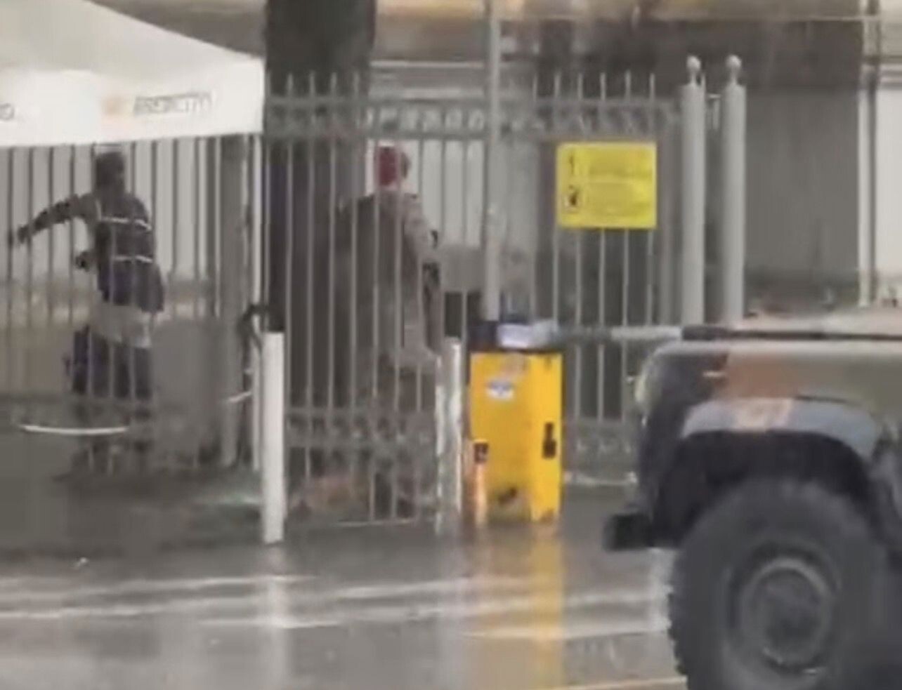 images Catanzaro, caos davanti al Tribunale: uomo in stato di alterazione aggredisce i militari

