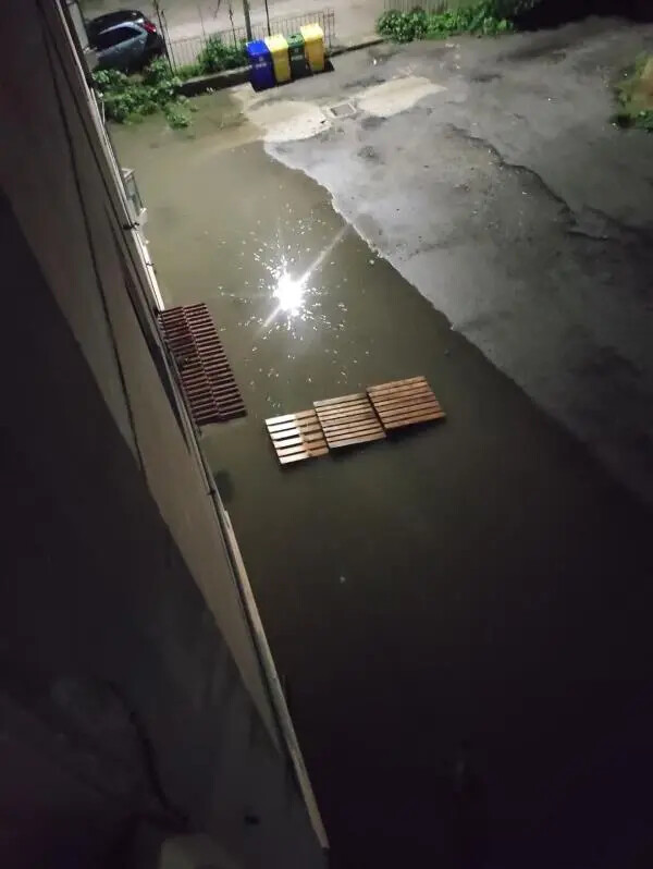 Catanzaro, fogna a cielo aperto nel quartiere Santa Maria: rimpallo di responsabilità tra Aterp e Comune images Catanzaro, fogna a cielo aperto nel quartiere Santa Maria: rimpallo di responsabilità tra Aterp e Comune