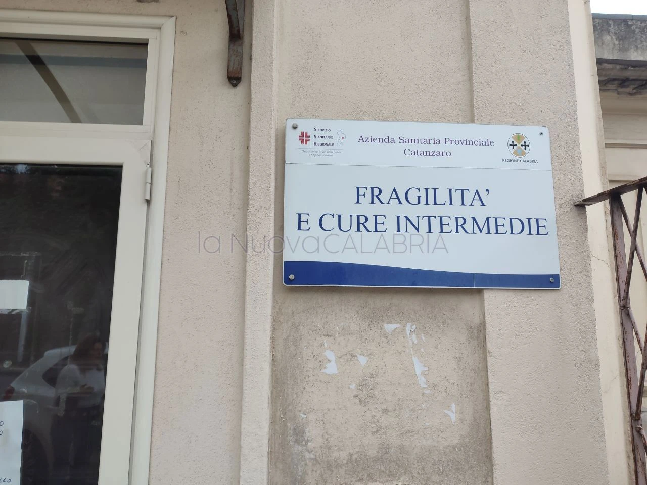 Catanzaro, la rabbia di Monia per un ritardo che mette a rischio la vita del padre: "La sanità ha fallito"