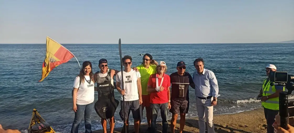 images Catanzaro accoglie Leone Ortega nel suo Giro d'Italia a canoa contro l'inquinamento da plastica