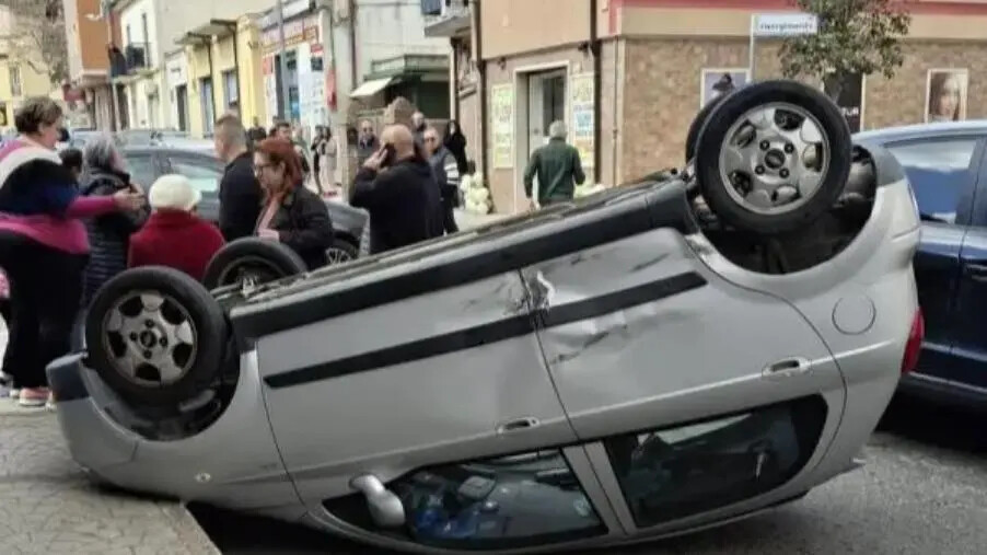 images Catanzaro, auto esce fuori strada e si ribalta 