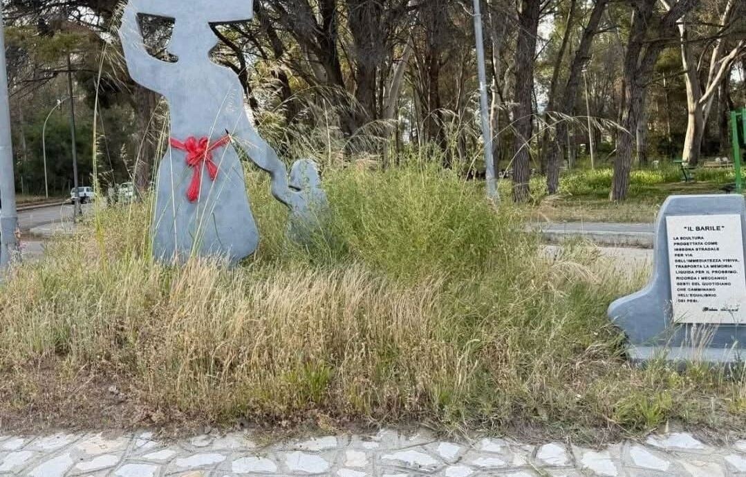 images Sellia Marina, la minoranza attacca: "Marciapiedi impraticabili e incuria diffusa"