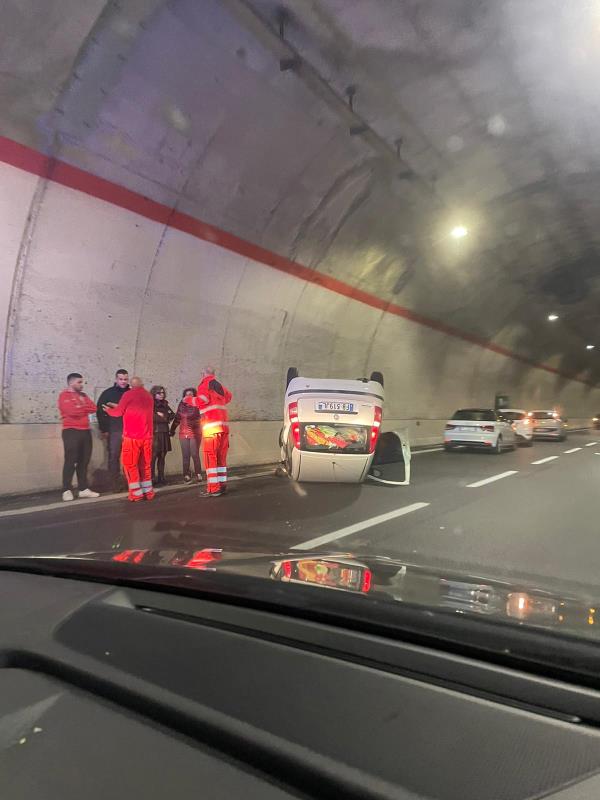 Si ribalta con l’auto nella galleria nei pressi di Borgia images Si ribalta con l’auto nella galleria nei pressi di Borgia