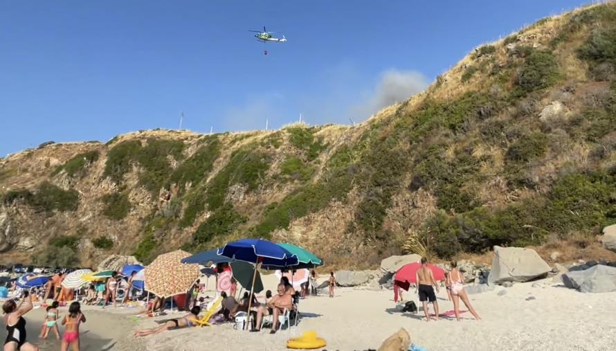 images Zambrone, incendio a ridosso delle spiagge del “Paradiso del Sub” (VIDEO)