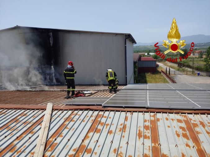 images Bisignano. A fuoco l’impianto fotovoltaico di un capannone: intervengono i Vigili del fuoco 