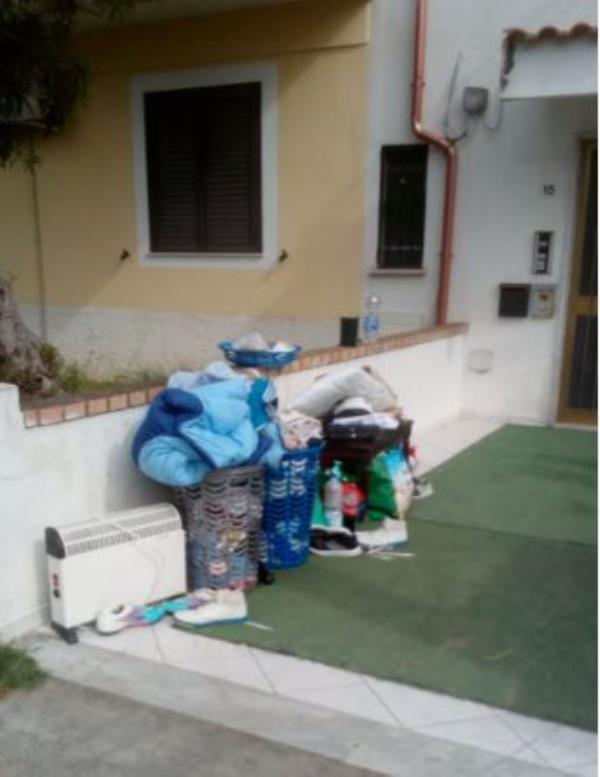 images Sbattuto fuori perché non pagava l'affitto: giovane africano si "trasferisce" sotto casa a Sellia Marina. Timori nel condominio anche in relazione al Covid