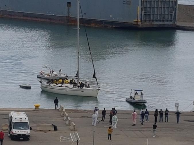 images Nuovo sbarco a Crotone (FLASH)