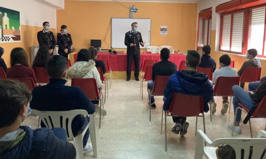 Bianco. A scuola di legalità: i carabinieri incontrano gli studenti della Locride images Bianco. A scuola di legalità: i carabinieri incontrano gli studenti della Locride