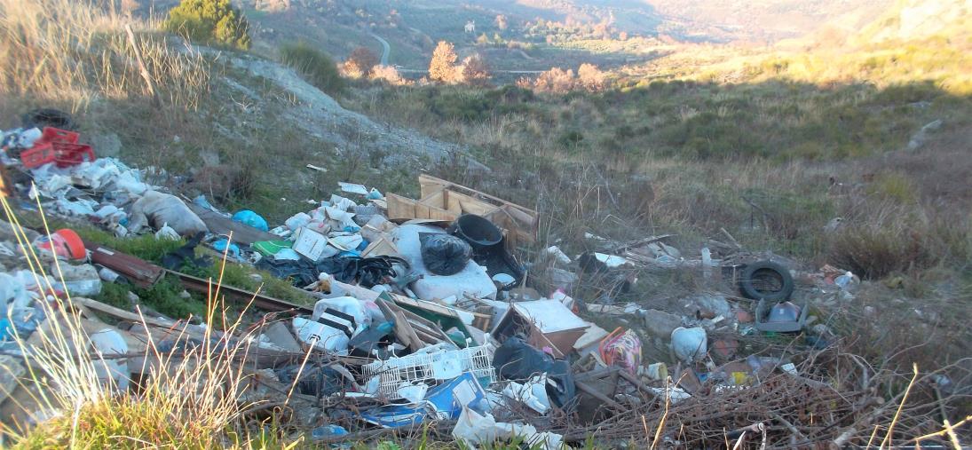 images Sorpresi ad abbandonare rifiuti su un terreno privato: denunciati in 2 nel Vibonese