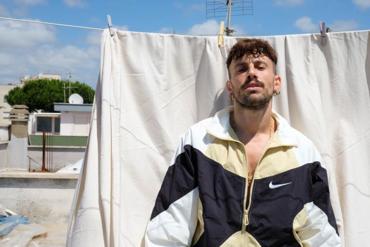 "Vienimi (a ballare)", il nuovo singolo del cantante calabrese Aiello da domani in radio images "Vienimi (a ballare)", il nuovo singolo del cantante calabrese Aiello da domani in radio