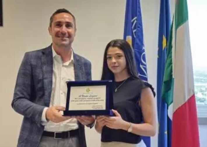Alecci consegna una targa di merito alla giovane brillante calabrese Nicole Lagani images Alecci consegna una targa di merito alla giovane brillante calabrese Nicole Lagani