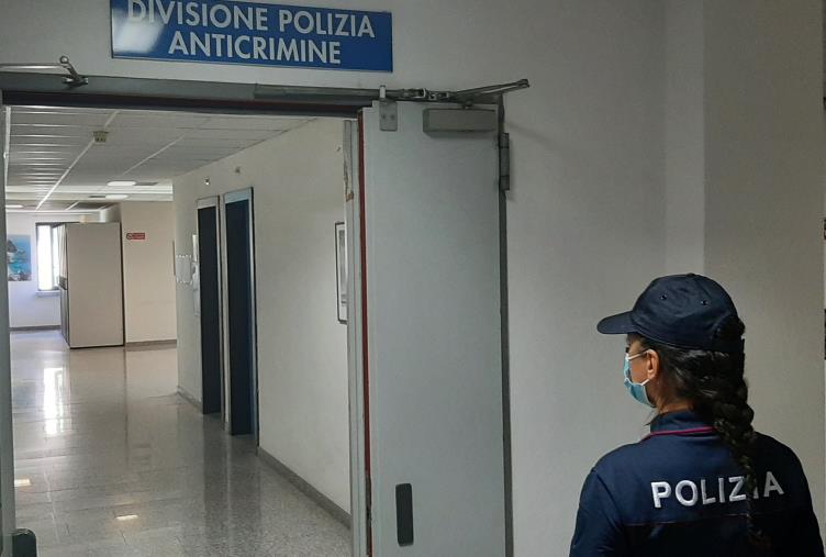 Reggio Calabria, la musica del matrimonio costa troppo e il marito aggredisce la neo sposa: interviene la polizia images Reggio Calabria, la musica del matrimonio costa troppo e il marito aggredisce la neo sposa: interviene la polizia