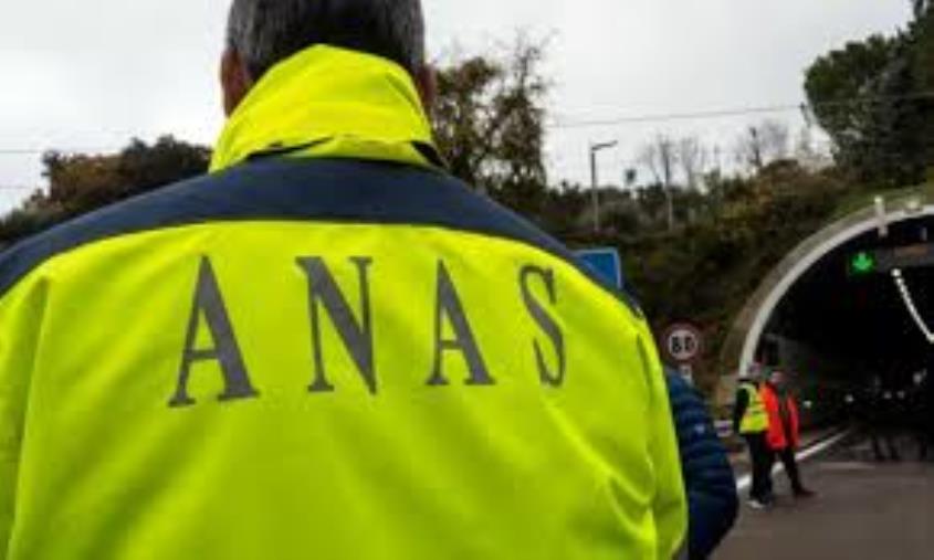 images Traffico bloccato sull'A2 in corrispondenza di Bagnara per un mezzo in fiamme 