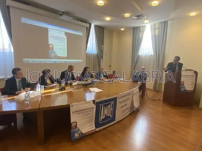 images Ande Catanzaro: opinioni a confronto sulla realizzazione del rigassificatore di Gioia Tauro  