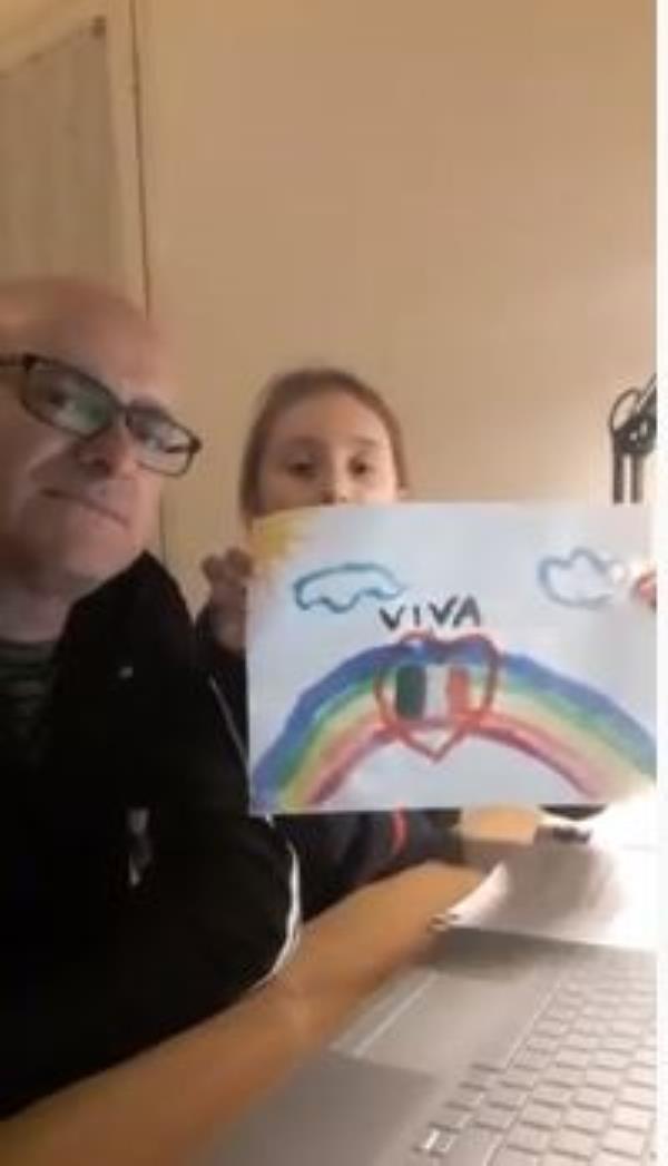 images #iorestoacasa. Angela e il papà con l'Italia nel cuore