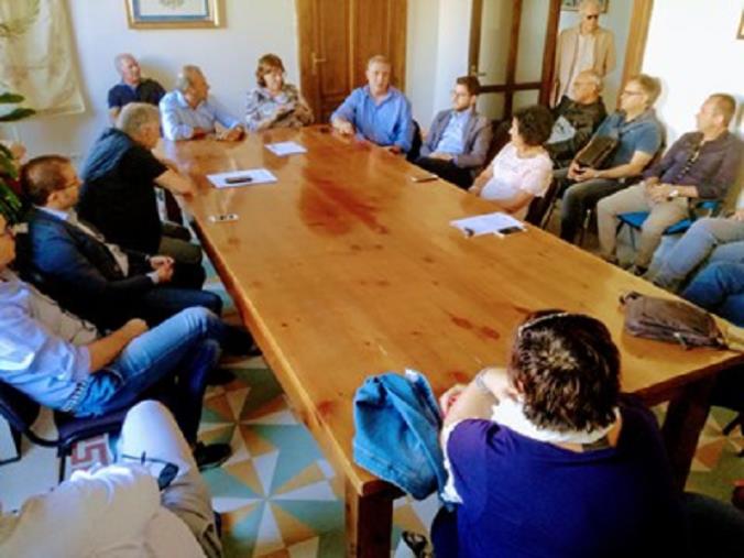 images Le fiamme arrivano fino alla strada provinciale 