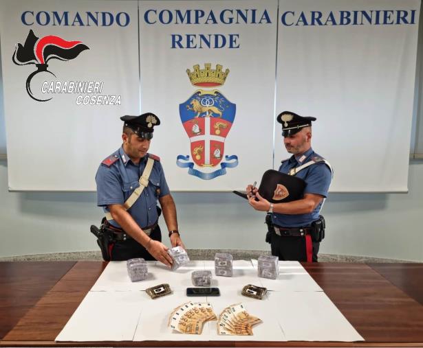 Rende. Scoperti dai carabinieri con droga nell'auto: arrestati un 50enne e un 46enne images Rende. Scoperti dai carabinieri con droga nell'auto: arrestati un 50enne e un 46enne