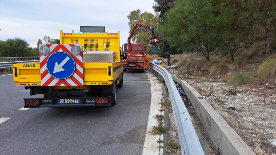 L'Anas ripulisce dai rifiuti la Statale 106 VAR B nella Locride images L'Anas ripulisce dai rifiuti la Statale 106 VAR B nella Locride