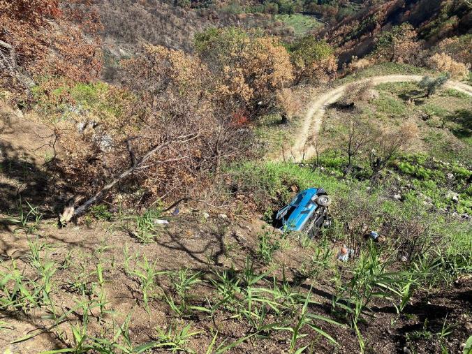 images Grotteria. Precipita in una scarpata restando bloccato nell’auto: anziano salvato da un poliziotto libero dal servizio